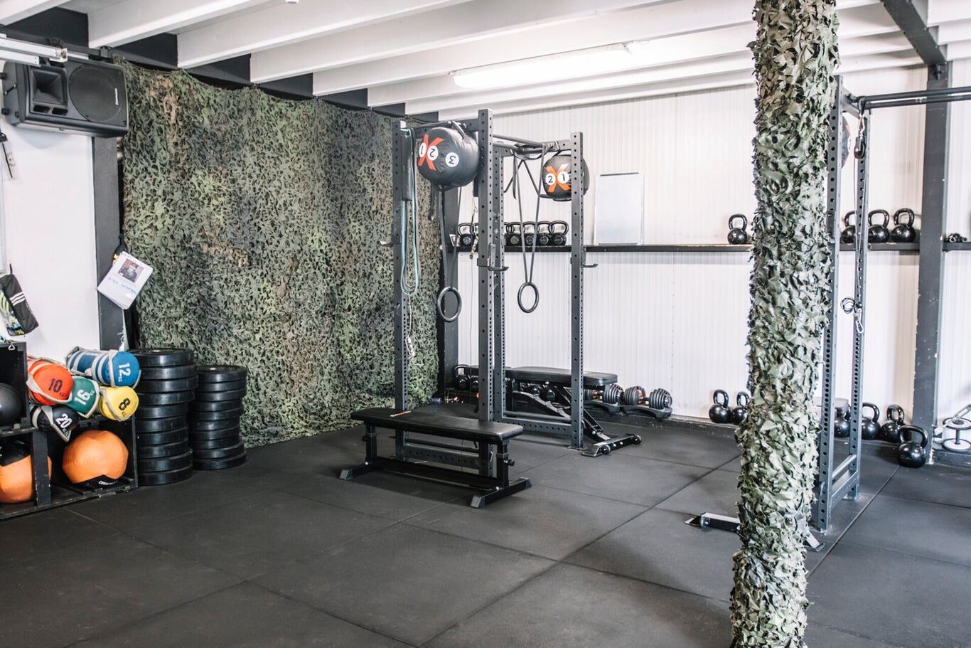 Krachtruimte met kettlebells en racks, Trainingsloods studio